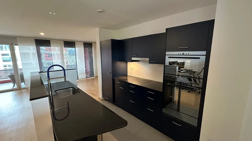Sonnige 2.5-Zimmer-Wohnung mit Südbalkon und eigener Waschküche – photo 4 sur 15