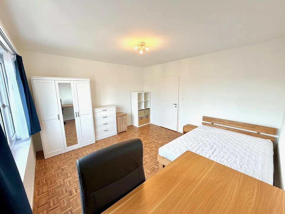 Grosses Zimmer ruhig gelegen mit gutem ÖV Anschluss =) – Foto 2 von 7